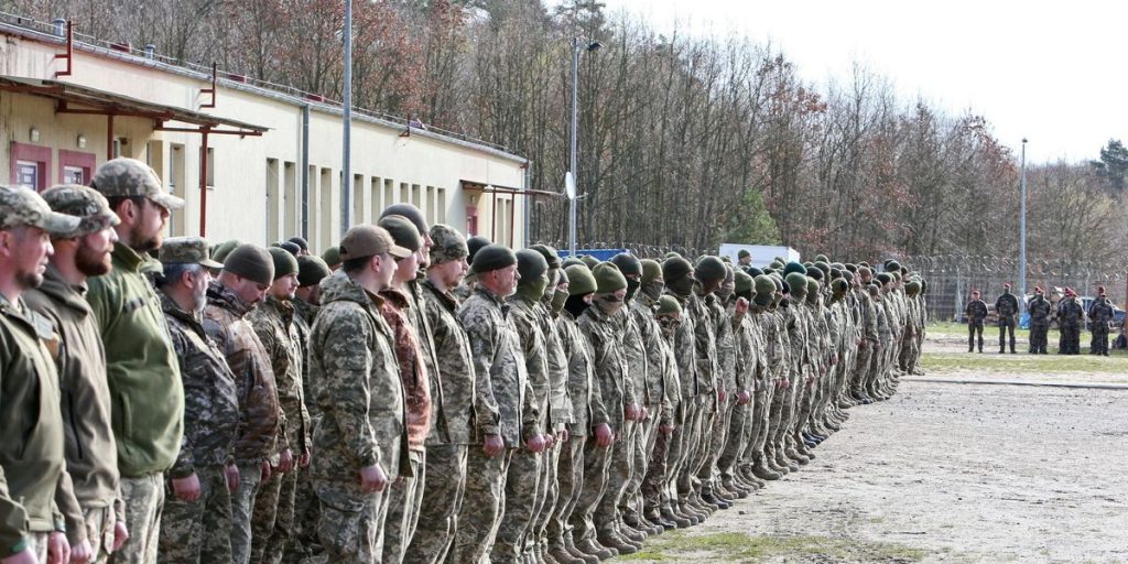 Ukraine, looking for soldiers, lifts the draft limit