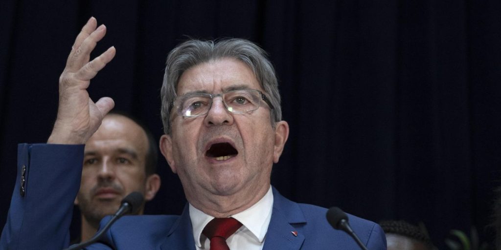 France on the left attacks Macron (now isolated)