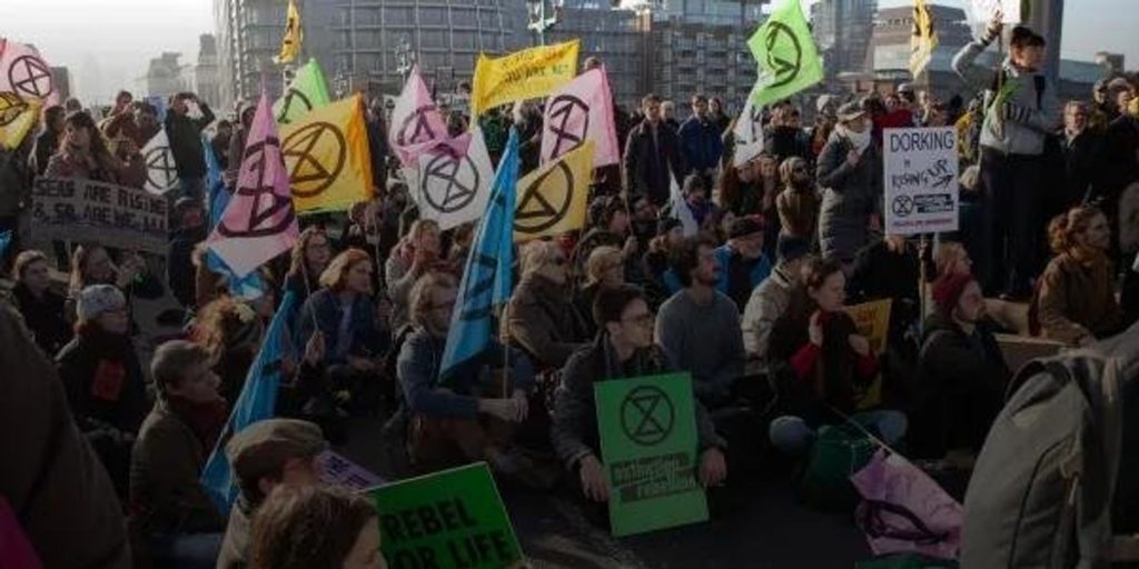 After the trains, eco-terrorists target French airports