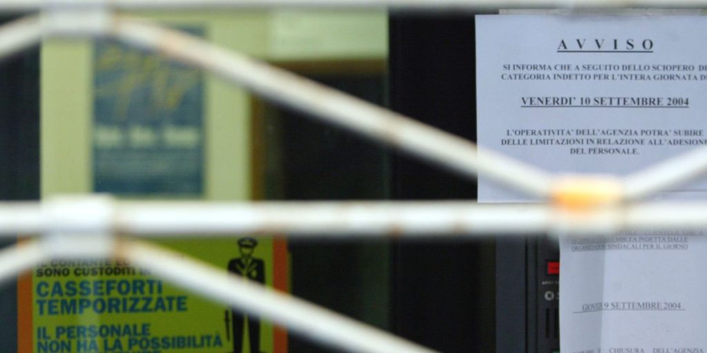 Banks: 163 more branches closed, situation in the south is critical