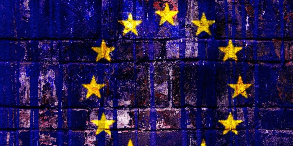 Europe is thus in decline. Only by stopping complicating our lives alone will we solve our problems