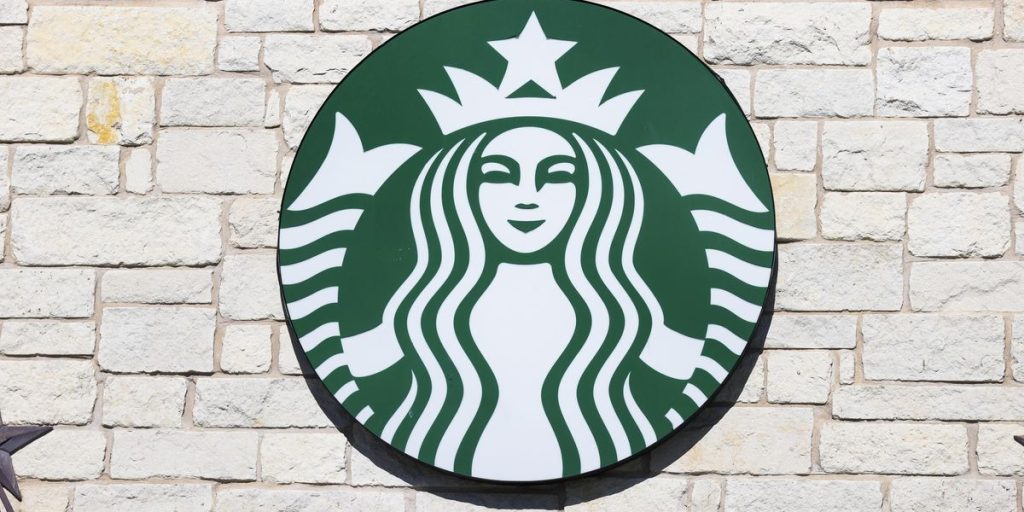 Starbucks is in crisis: sales down 7% and shares at their lowest