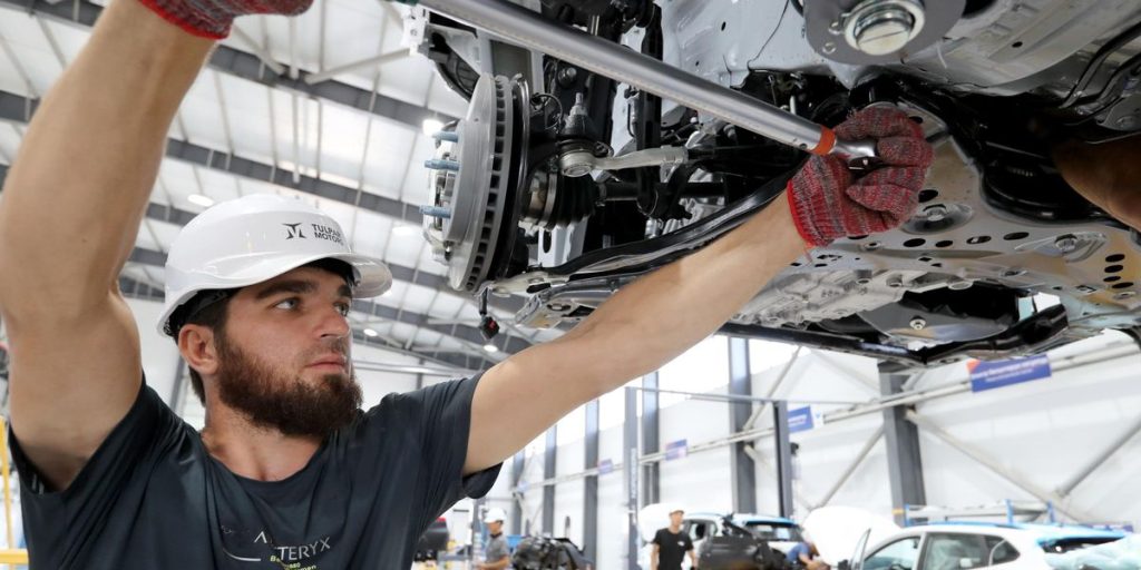 Industrial production down by 3.6% per year: the collapse of the auto industry weighs heavily (-40%)