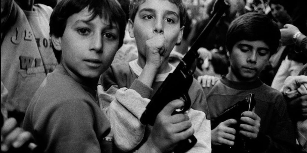 Children in the classroom with weapons: Europe towards school military training?