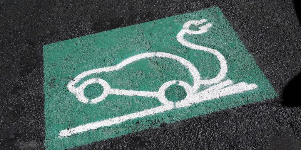 Overtaking in China: in 2025 more electric cars than traditional ones