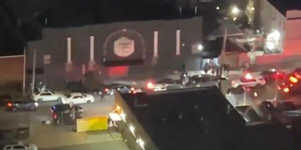 Mass shooting at a New York nightclub. The first toll is 11 injured