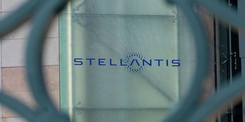 Stellantis overtaken by Renault. Brussels to cut CO2 fines. Meanwhile, Trump threatens new tariffs