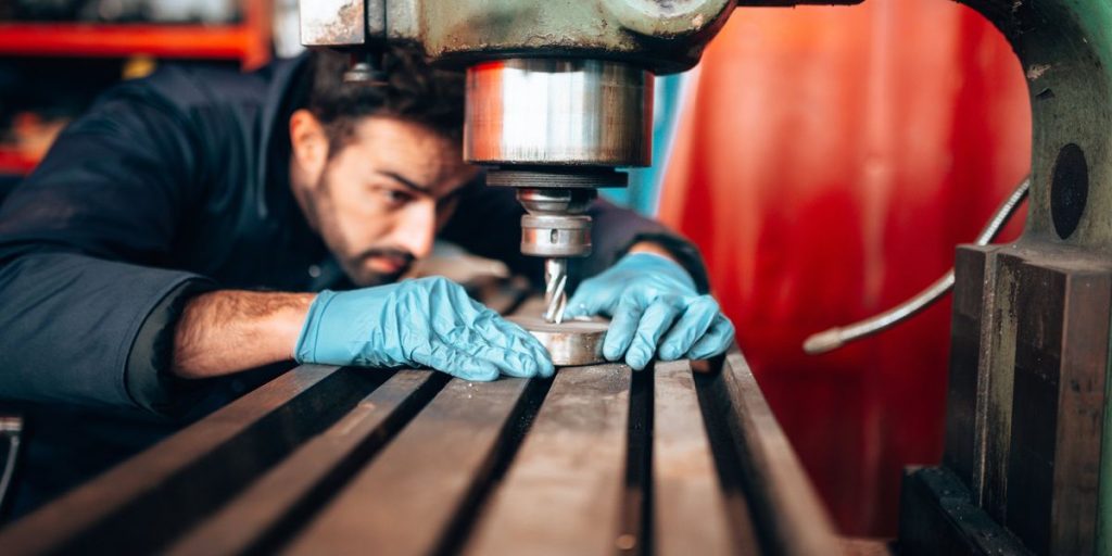 Mechanics: men of ingenuity architects of future scenarios