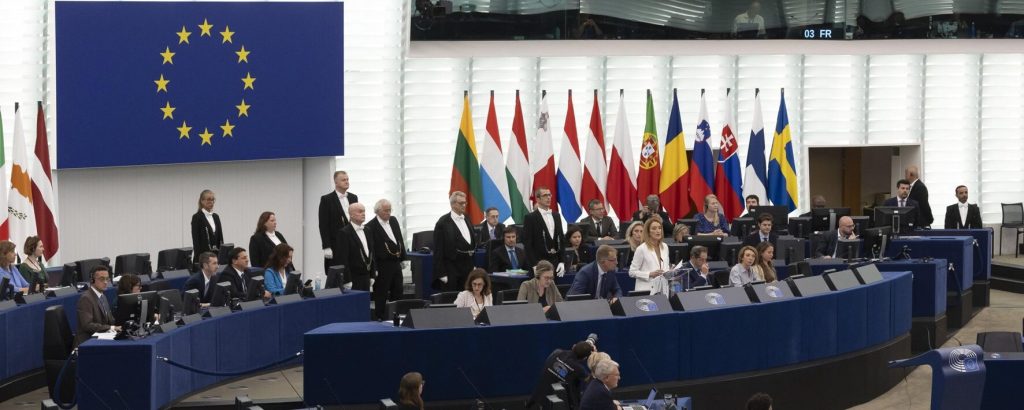 Merluzzi, righelli e larve, l’Europa promette meno burocrazia, ma sforna 707 regole assurde