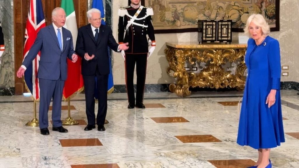 Gaffe at the Quirinale, Camilla is distracted during the official photo. King Carlo Spazientito