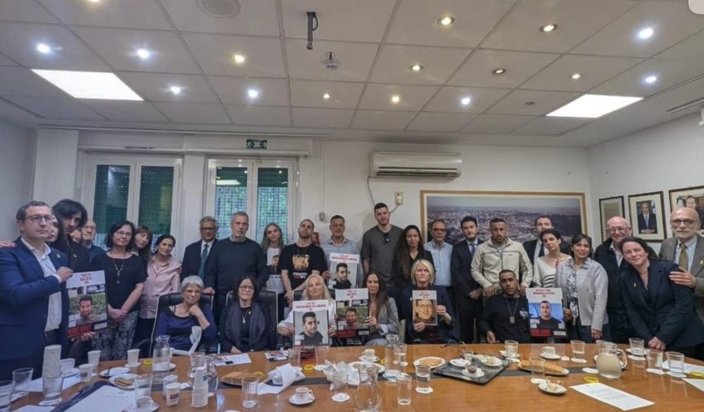 Famiglie degli ostaggi di Hamas denunciano: «Ignorati da Unicef, Amnesty International e Croce Rossa»