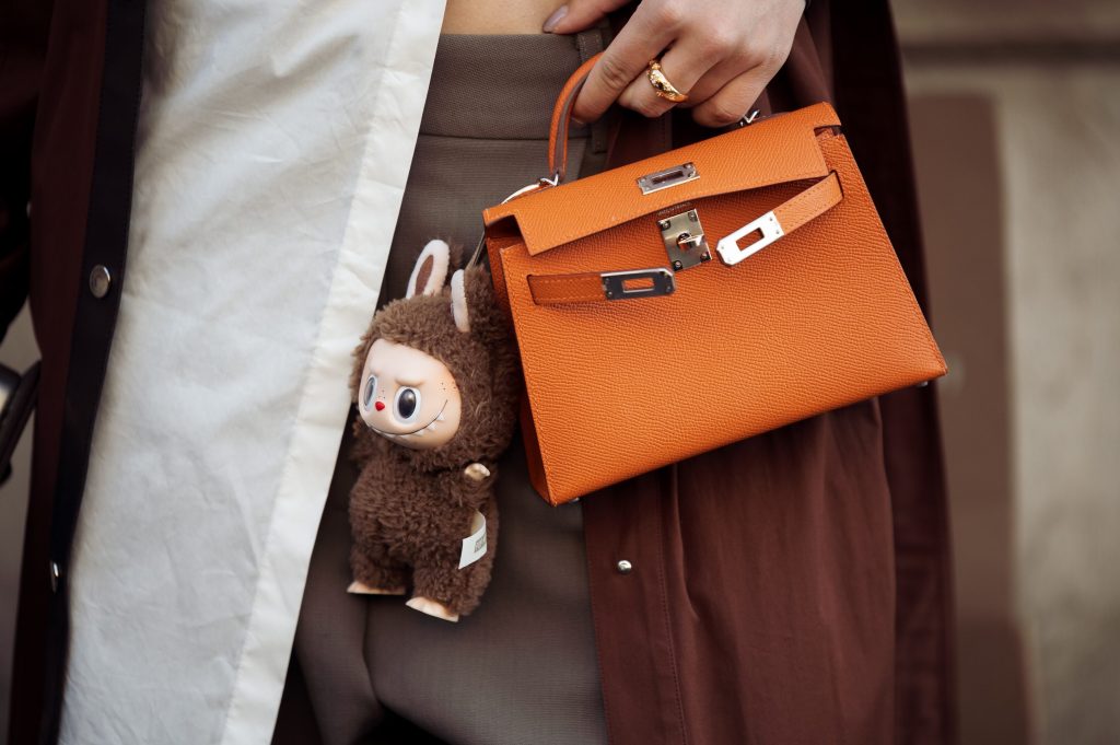 Non solo Labubu. Ecco i dieci charm più costosi e più ricercati da attaccare alla borsa