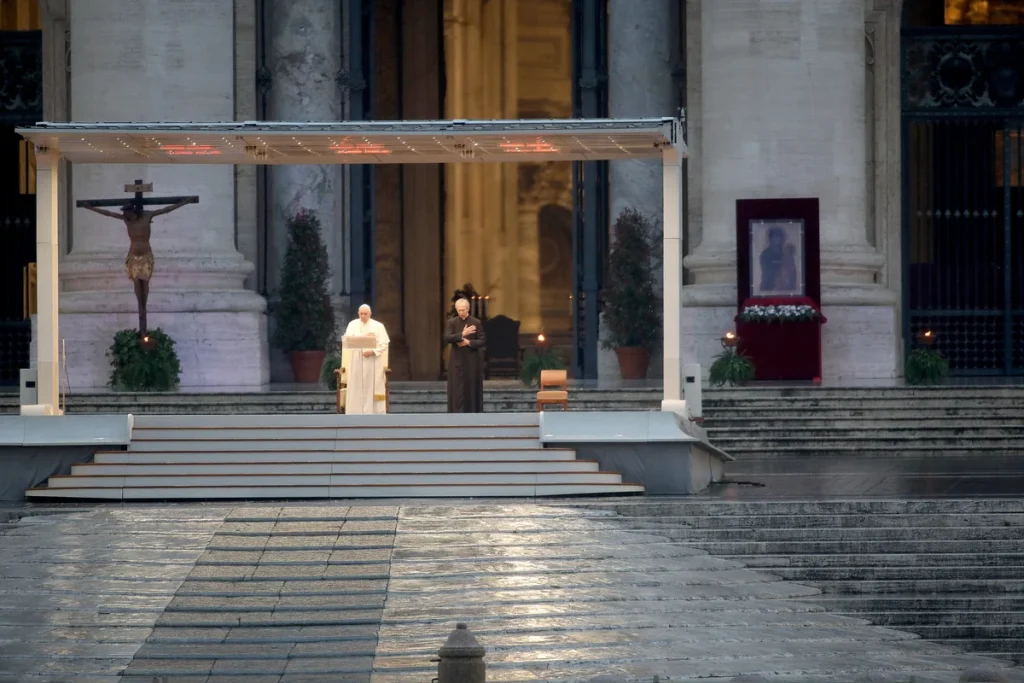 Papa Francesco, il pontificato segnato dalla pandemia e dall’ombra dell’«emerito» Ratzinger