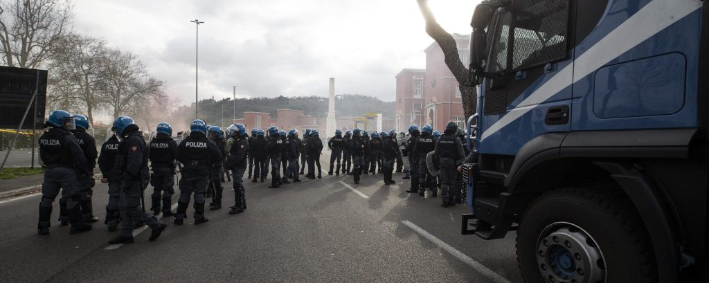 Pugno duro contro gli ultras: stop ai  match a rischio in notturna