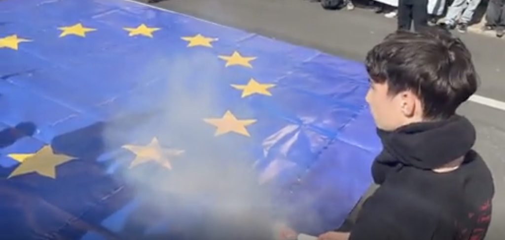 Students burn Maxi Flag EU under the Ministry of Education
