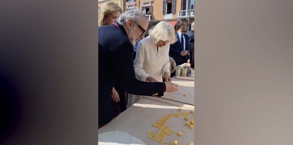 The queen prepares the sheet with boature