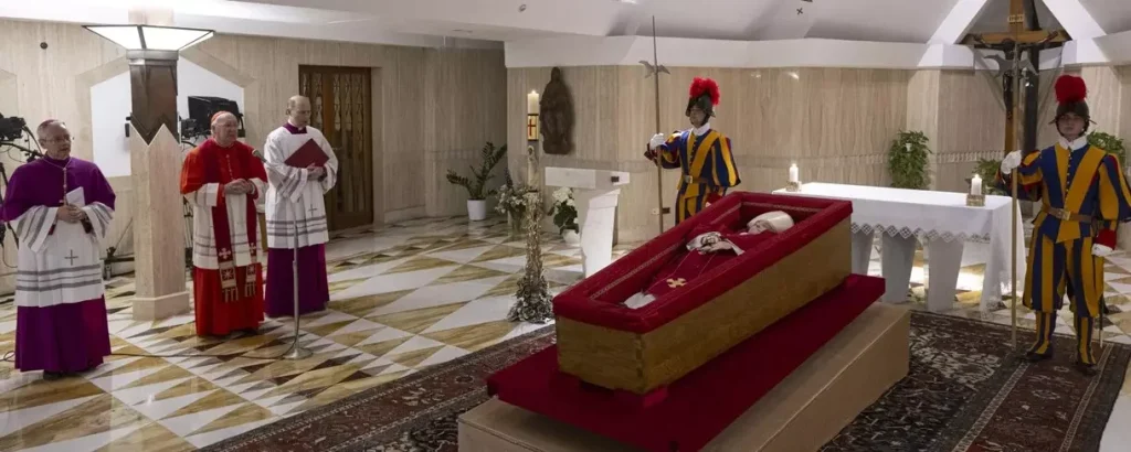 Cosa si indossa al funerale del Papa e perché è vestito di rosso