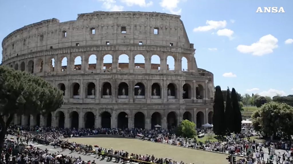 crowd in tears and applause along the procession