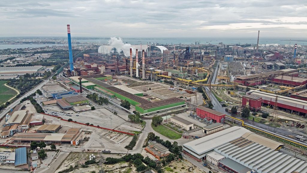Acciaio sotto assedio: governo contro Procura sul futuro dell’ex llva di Taranto