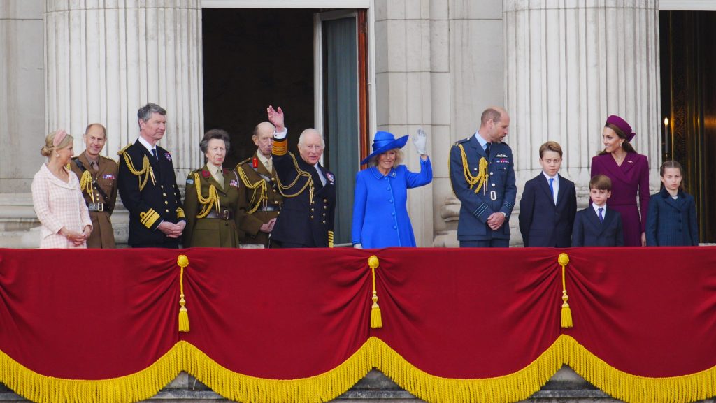 Kate e William (coi tre figli) rubano la scena a re Carlo durante il V-Day