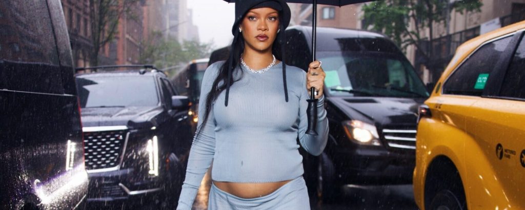 Rihanna annuncia la terza gravidanza al Met Gala 2025