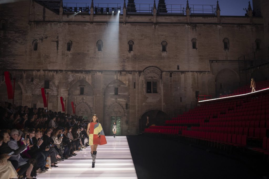 Louis Vuitton Cruise 2026: la moda che reinventa il passato con un twist contemporaneo
