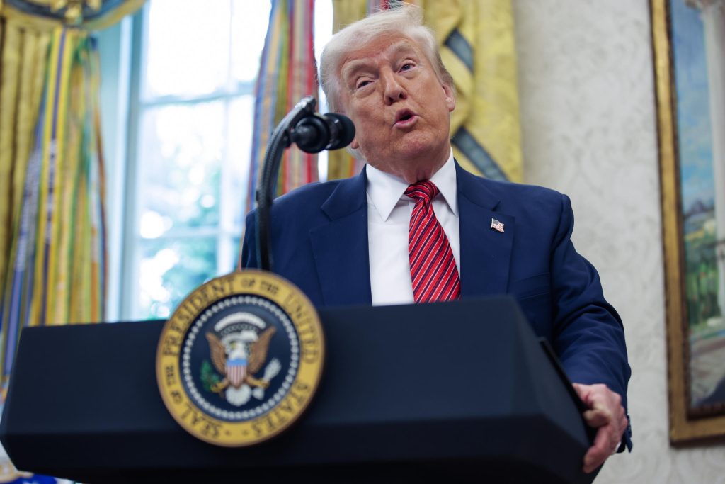 Usa e Uk trovano l’accordo sui dazi. E intanto l’Ue alza il tiro contro Trump