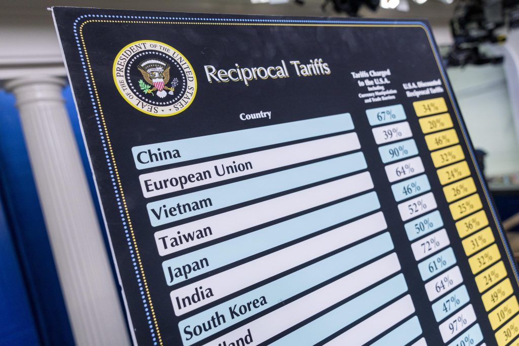 Donald Trump e i dazi in tribunale: sospesi, ripristinati, caos. Ecco che cosa succede ora