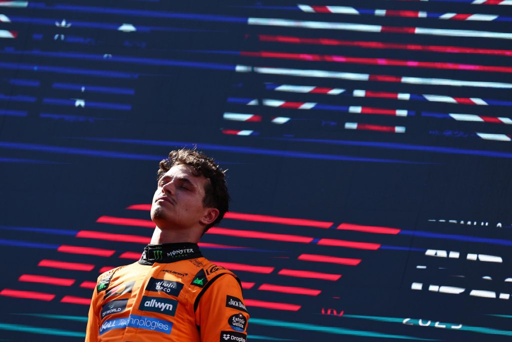 Formula 1, al GP d’Austria: Antonelli fuori pista travolge Verstappen, trionfo McLaren. Ferrari, Leclerc terzo posto