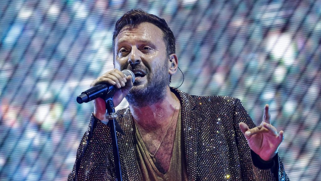 Cesare Cremonini enchants San Siro sold out