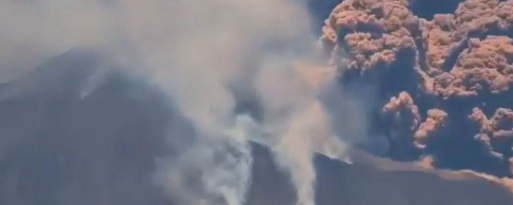 Etna, spectacular explosion of cratete: high kilometer eruptive clouds
