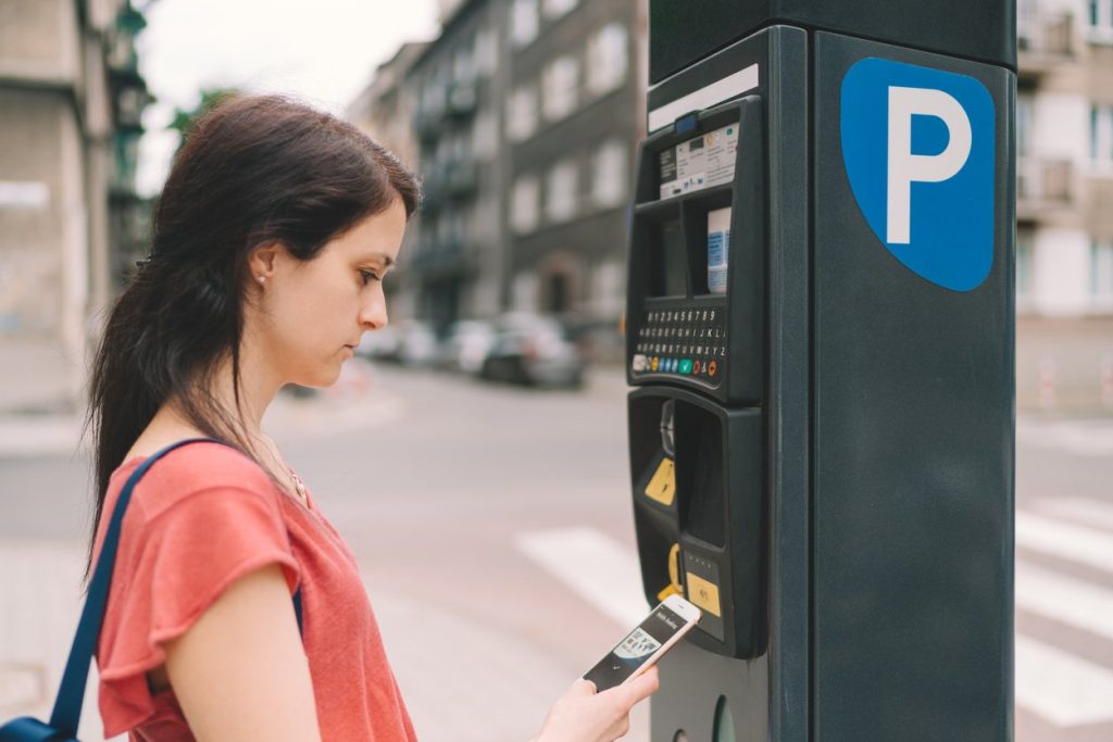 Truffa dei QR code falsi sui parchimetri: come riconoscerli e non farsi ingannare