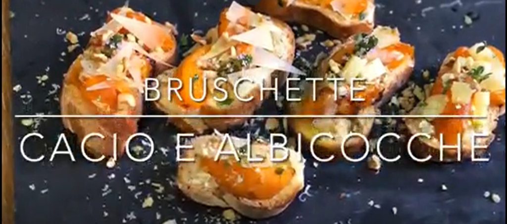 Let's cook together: bruschetta cheese and apricots