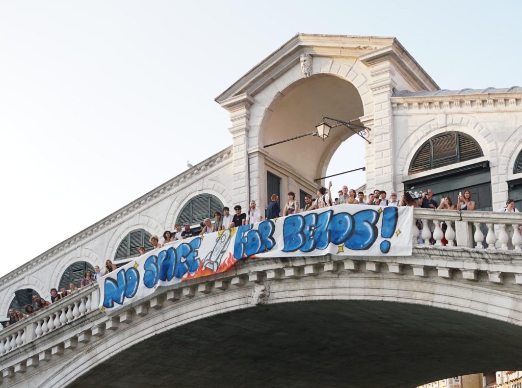 Venezia: le follie ideologiche dei «No Jeff Bezos» che vogliono frenare il suo matrimonio in laguna