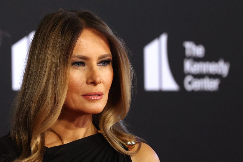 Melania Trump, ritorno in grande stile mano nella mano col marito Donald