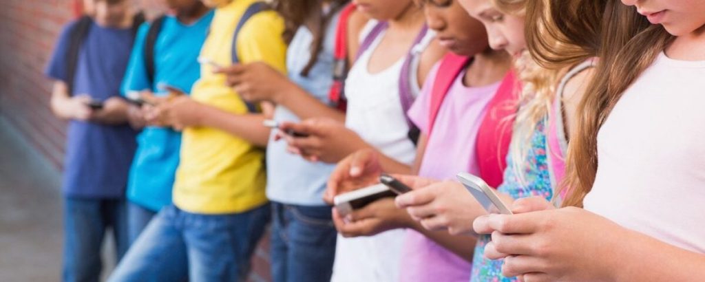 Smartphone ai minori solo con patente: la proposta di legge che divide l’Italia