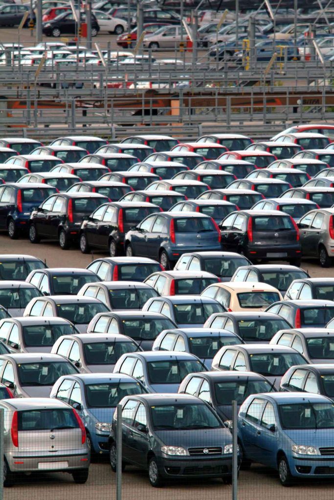 Il mercato dell’auto a maggio resta fermo in Italia. E c’è il nodo delle invendute