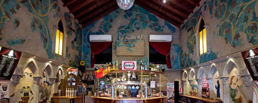 Chiese in vendita e riconvertite: il declino della spiritualità trasforma i luoghi sacri in hotel, pub e case di lusso