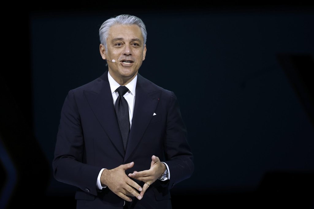 Luca De Meo lascia Renault e sceglie il lusso di Kering: «Il futuro dell’Europa non è più l’auto»