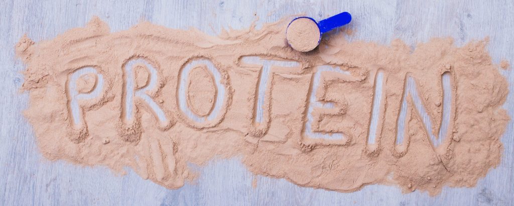 Tutti pazzi per le proteine: la mania 2025 invade i supermercati, ma non è così sana come sembra