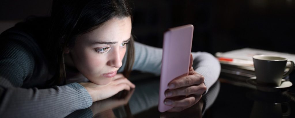 Fermiamo, tra i giovani, il dilagare degli smartphone