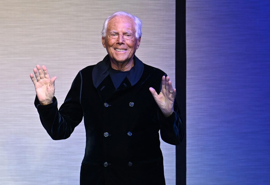 Giorgio Armani assente alle sfilate milanesi: è in convalescenza dopo un ricovero
