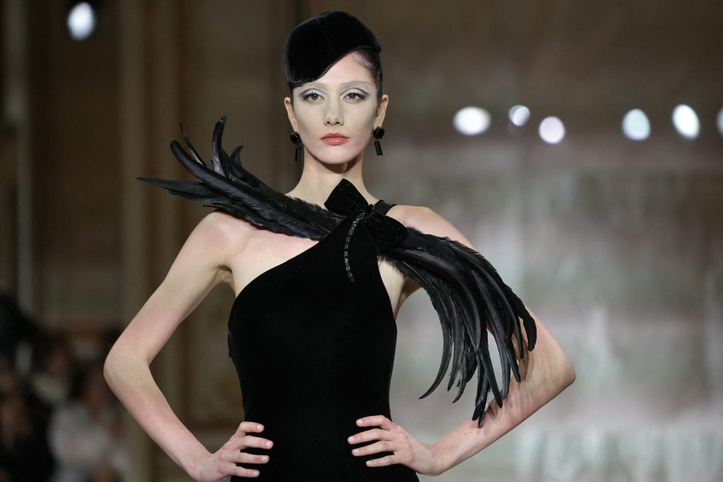 Armani Privé, una collezione profonda come il nero della notte