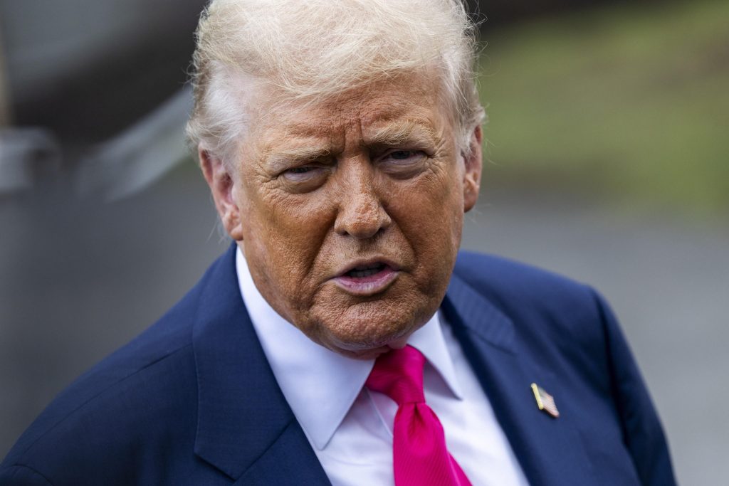 Dall’Indonesia al Brasile, Trump stringe accordi e alza dazi: la Cina resta il vero bersaglio