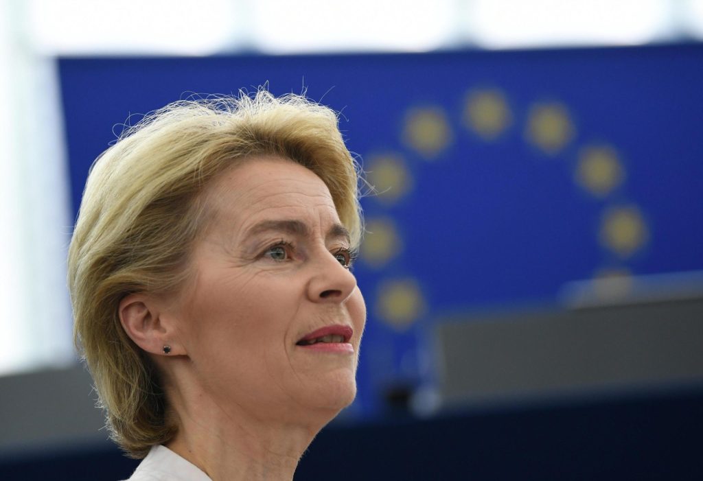 Tutti contro Ursula: «Europa fantozziana». Ecco come la sinistra scarica la von der Leyen