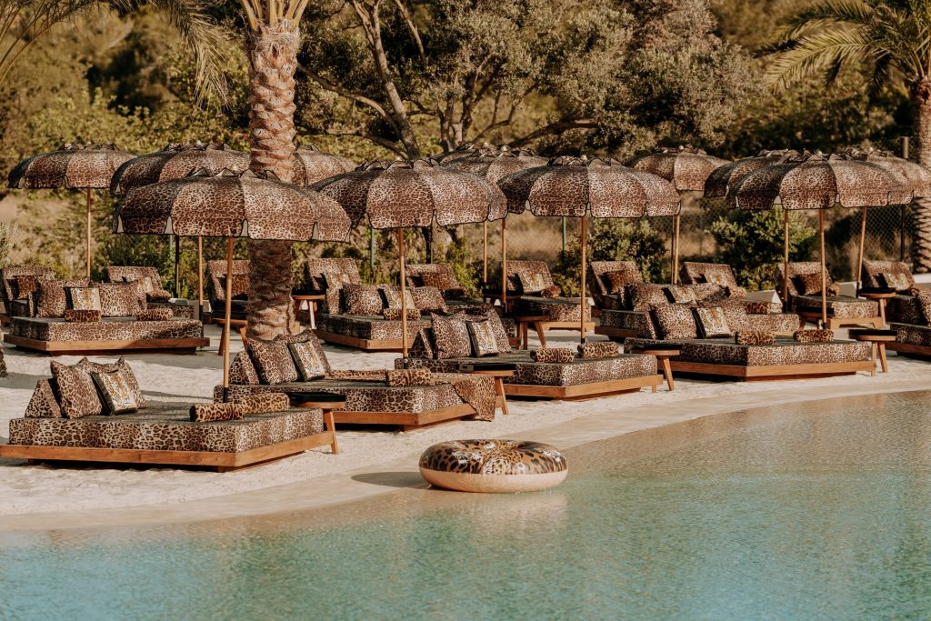 La moda veste i beach club più esclusivi