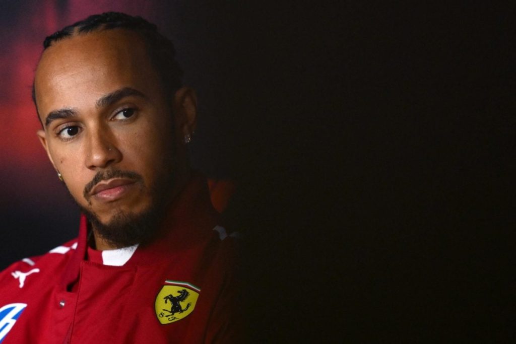 Disastro Hamilton nella Sprint. La Ferrari si consola con Leclerc