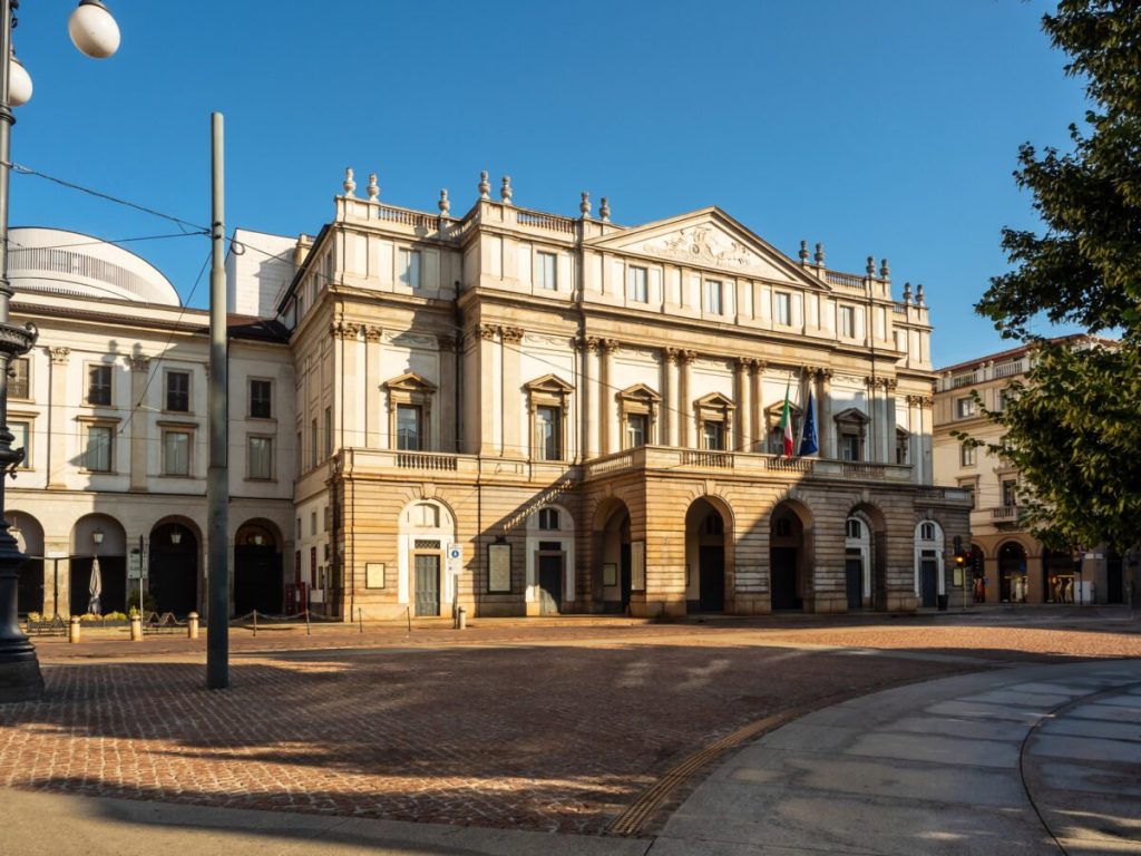 Alla Scala torna il dress code: storia, presente e bon ton dell’eleganza a teatro