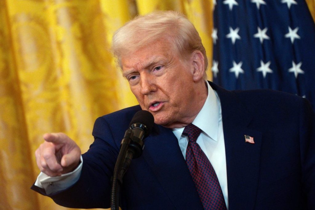 Trump, Epstein e la lettera del peccato: “È un falso, vi querelo tutti”. E intanto minaccia di desecretare i file del caso