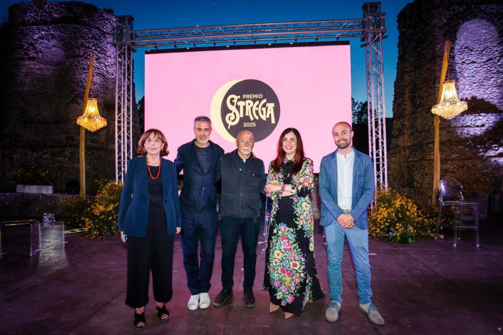 Premio Strega 2025: Paolo Bajani vince con “L’anniversario”
